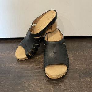 Dansko Tilly Black Leather Open Toe Clogs Sandals Size 41 Wooden Heel Womens